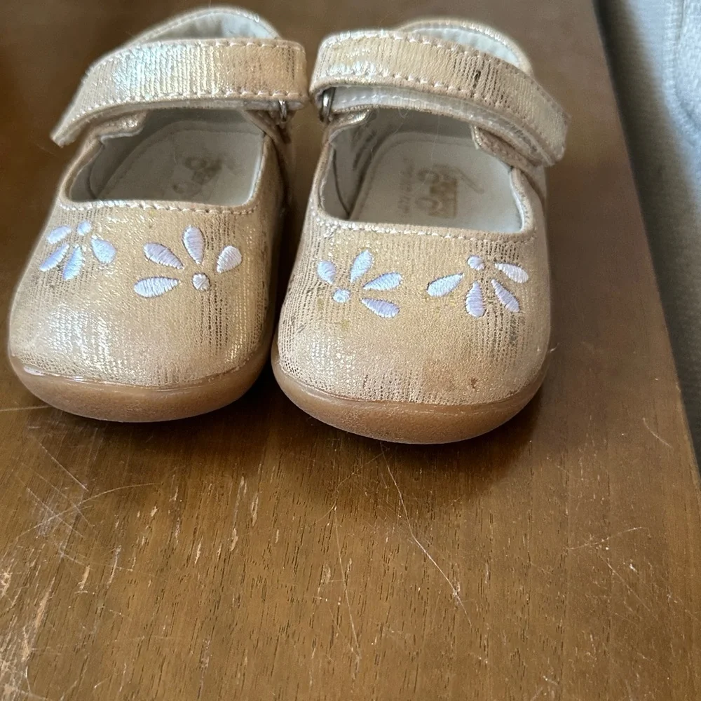 See kai run Girls' Sparkle Mary Jane Shoes in Champagne size 4
